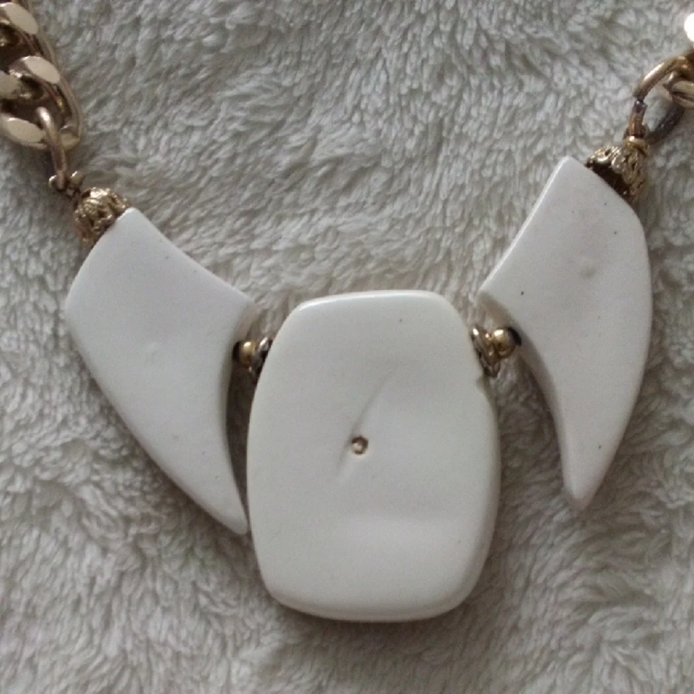 VINTAGE Elegant Gold and White Necklace Set W/ MATCHING CLIP ON EARINGS